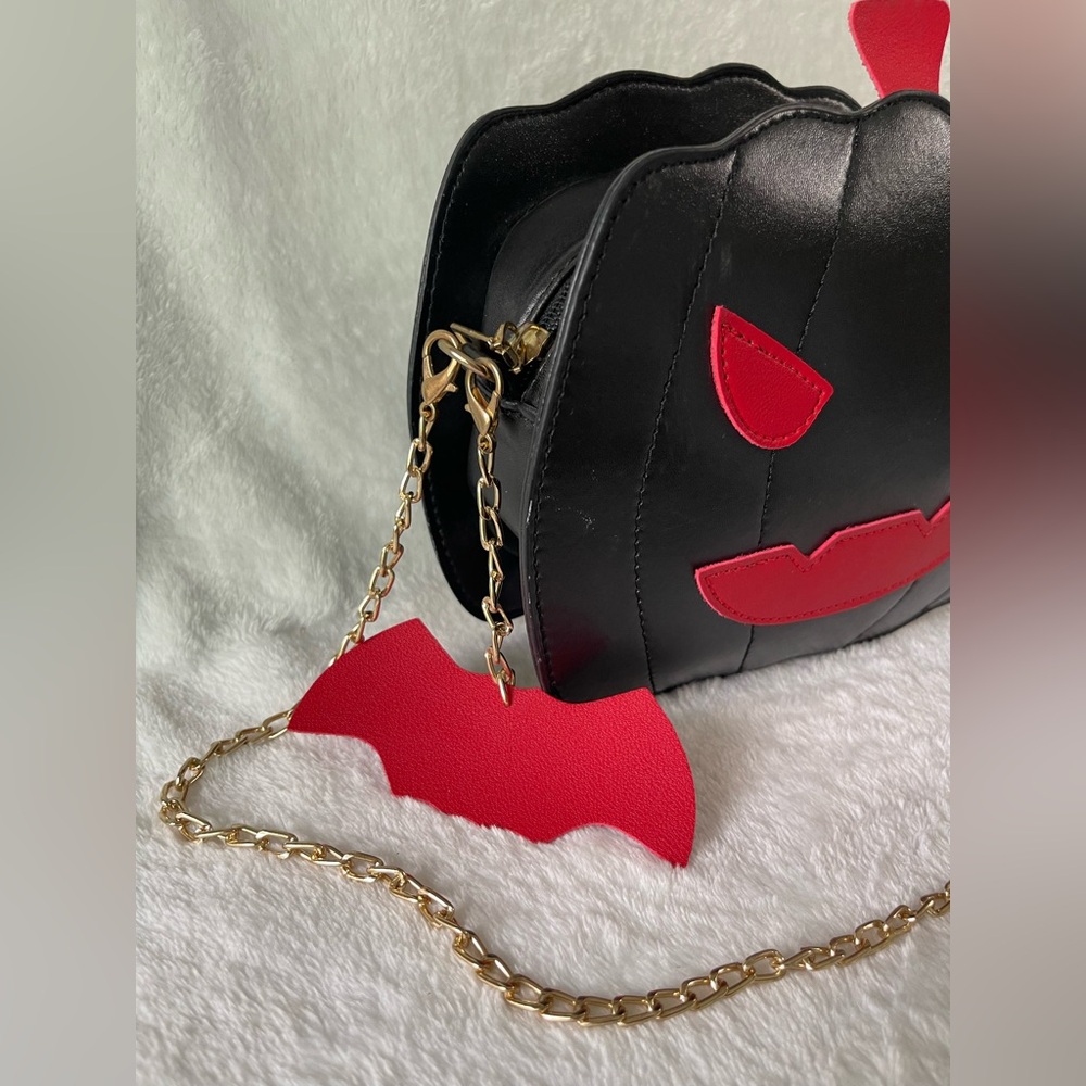 Halloween pumpkin Crossbody purse, black red gold chain - Picture 5 of 8